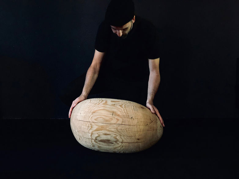 Mobiliario escultura de madera. Diseño interior. Mobiliario artistico. Mesa. Taburete. Totem.