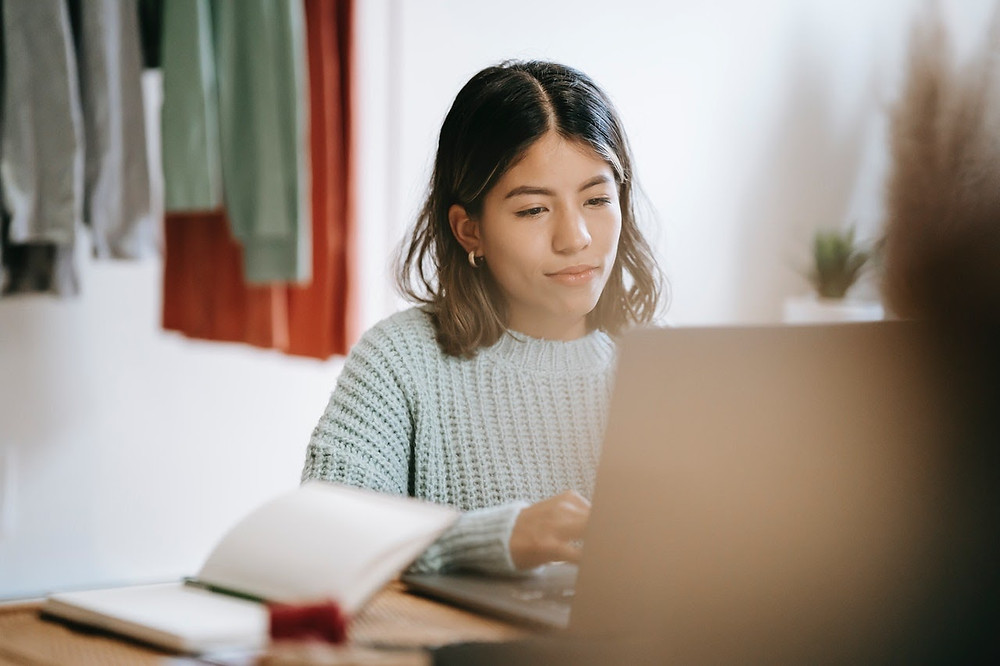 Woman looking for a therapist on the computer