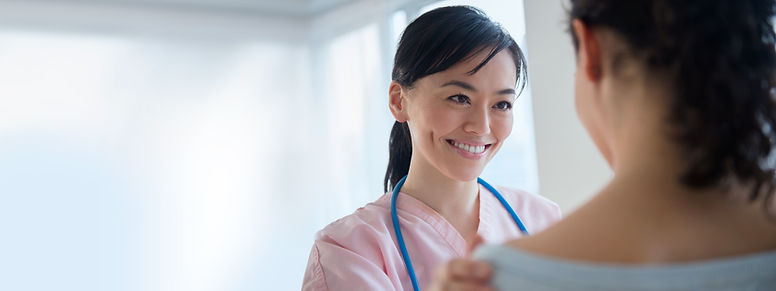 看護師は、患者に話します