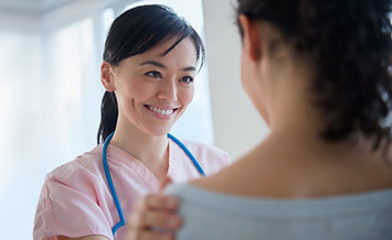 Infirmière Parler à Patient