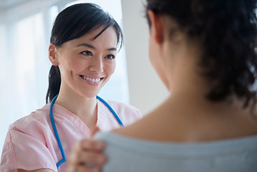 Enfermeira confortando paciente