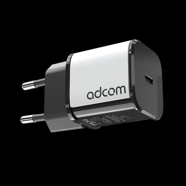 adcom adaptör — siyah fon üzerinde