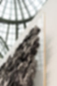 Un détail de l'oeuvre Fragment, exposé lors du salon Révélation au Grand Palais à Paris, sous la grande verrière qe nous voyons en arrière plan