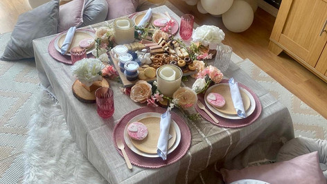 luxe-low-pink-table-setting-with-picnic.jpeg