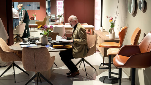 Interieurprofessionals in gesprek tijdens de Open Vakdagen 2024 in De Woonindustrie