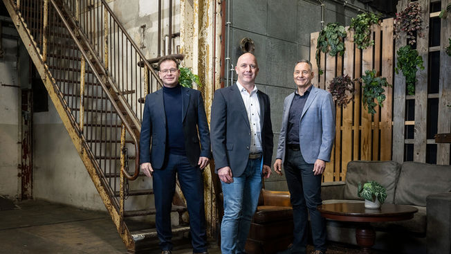 Teamfoto van medewerkers van Werkraad op industriële locatie in Hoorn