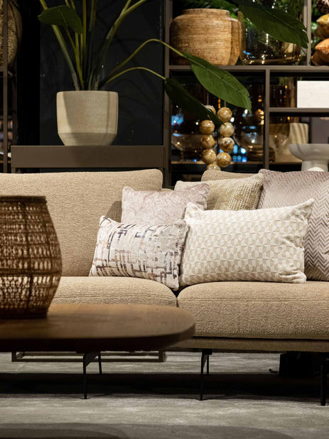 ​interieurfotografie Noord Holland -Beige hoekbank met kussens, interieur woonwinkel, bedrijfsfotografie