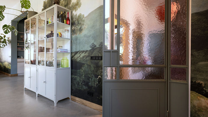 Interieurfotografie van designwoning met stalen deuren