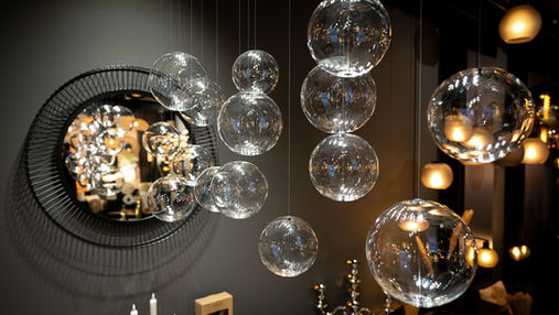 Gestyleerde interieurstand met meubels en accessoires tijdens de Open Vakdagen 2024 in De Woonindustrie.