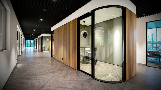 Interieurfotograaf West Friesland - Moderne, ronde vergadercabines op kantoor