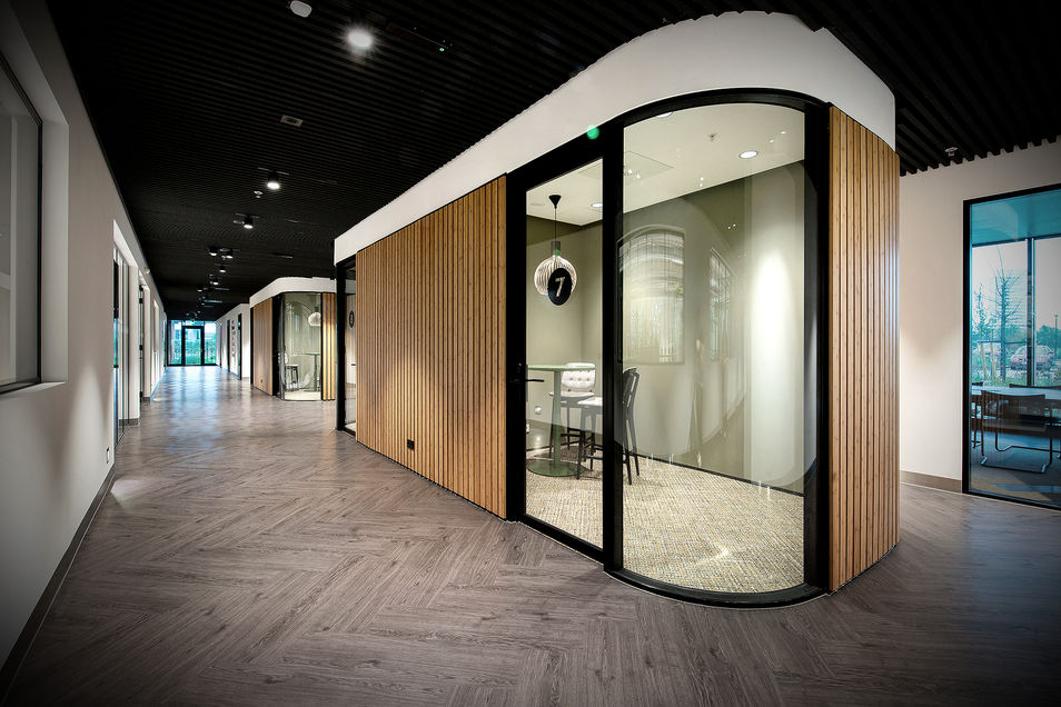 Fotografie voor interieurprofessionals - Moderne, ronde vergadercabines op kantoor