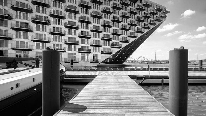 Gebouw gefotografeerd vanaf het water
Sluishuis Amsterdam gefotografeerd vanaf het IJmeer met zicht op de karakteristieke architectuur