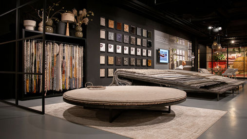 Gestyleerde interieurstand met meubels en accessoires tijdens de Open Vakdagen 2024 in De Woonindustrie.