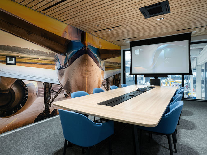 Interieurfotograaf West Friesland - Moderne vergaderruimte met vliegtuigmuurschildering