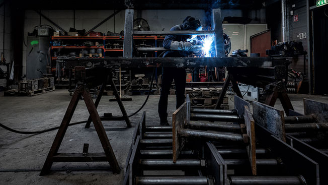 Bedrijfsfotograaf legt dagelijkse werkzaamheden in fabriek vast