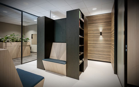 Fotografie voor interieurprofessionals - Modern kantoorruimte met zitgedeelte en boekenkast