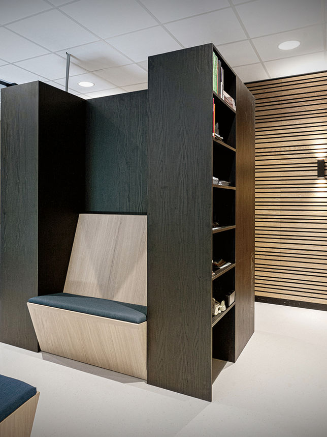 de interieurfotograaf van Noord Holland - Modern kantoorruimte met zitgedeelte en boekenkast