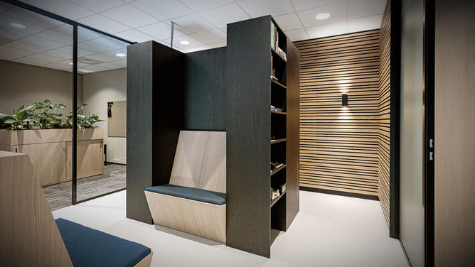 Interieurfotograaf West Friesland - Modern kantoorruimte met zitgedeelte en boekenkast