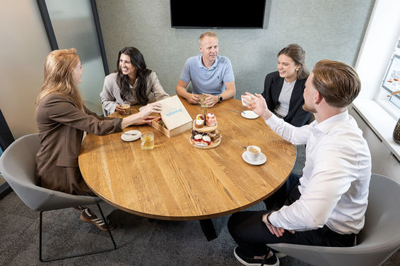 Bedrijfsfotografie van Brantjes Makelaars in Zaanstad met professioneel team op kantoor.