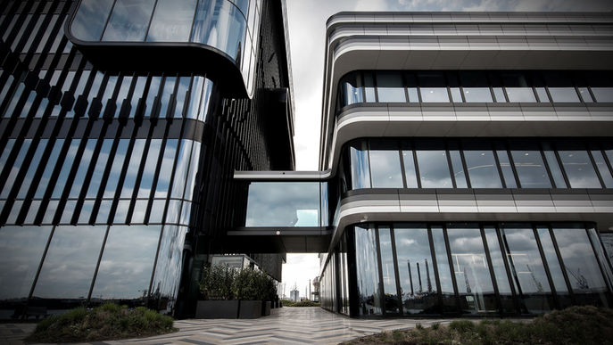 Architectuurfotografie Exterieur voor Architecten - Moderne kantoorgebouwen verbonden door loopbrug: bedrijfsfotografie