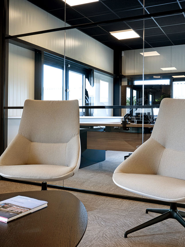 de interieurfotograaf van Noord Holland - Twee beige fauteuils in moderne kantoorruimte