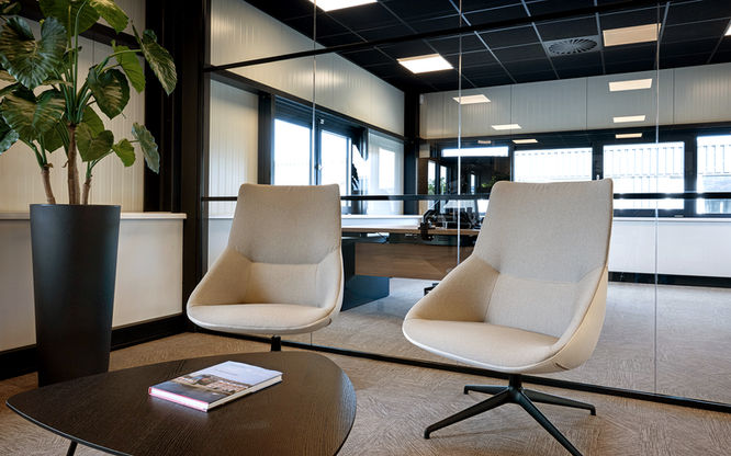 Projectfotograaf Noord Holland - Twee beige fauteuils in moderne kantoorruimte
