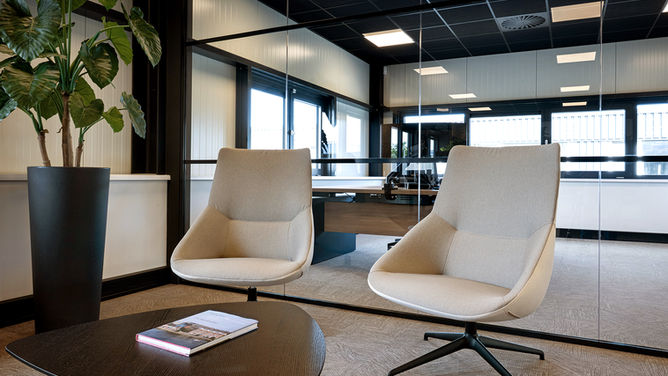 Interieurfotografie - Twee beige fauteuils in moderne kantoorruimte