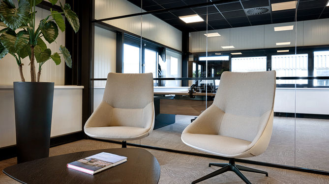Interieurfotograaf West Friesland - Twee beige fauteuils in moderne kantoorruimte