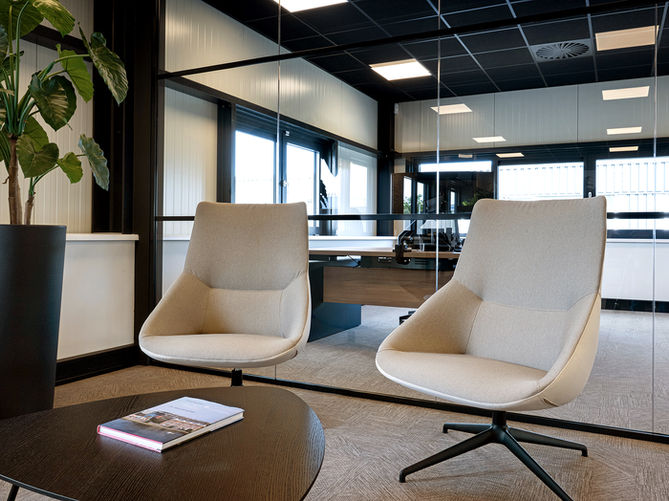 Interieurfotograaf West Friesland - Twee beige fauteuils in moderne kantoorruimte