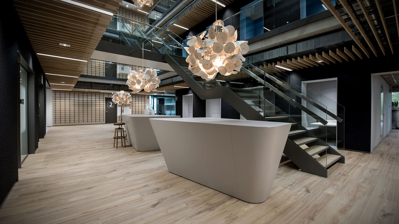 specialist interieurfotografie - Ruime receptie met moderne verlichting