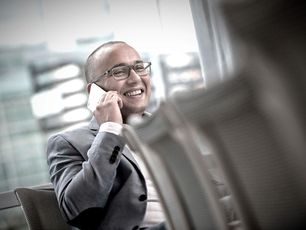 Prijzen & Tarieven Bedrijfsfotografie Noord-Holland -fotograaf legt medewerkers vast op kantoor in Amsterdam