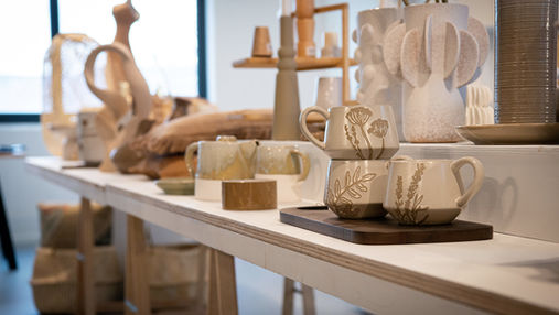 Gestyleerde interieurstand met meubels en accessoires tijdens de Open Vakdagen 2024 in De Woonindustrie.