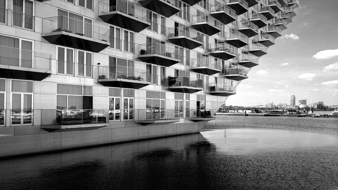 Symmetrische vooraanzichtfoto
Symmetrisch perspectief van het Sluishuis op IJburg vastgelegd door architectuurfotograaf Edward van Hees