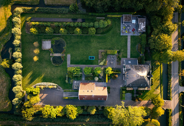 Dronefoto van een stolpboerderij in West Friesland