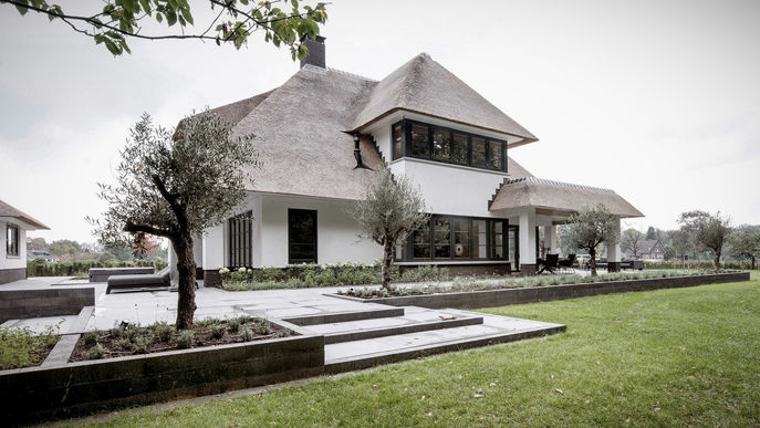 Architectuurfotografie Exterieur voor Architecten - Moderne villa met rieten dak, bedrijfsfotografie