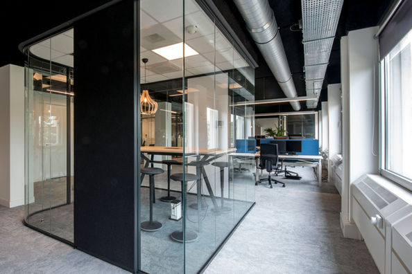 Projectfotograaf Amsterdam - Moderne glazen kantoorruimte met bureaus