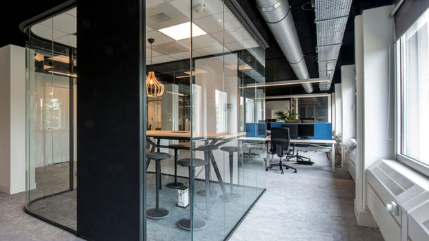 Fotografie voor interieurprofessionals - Moderne glazen kantoorruimte met bureaus