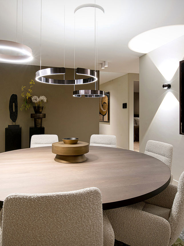 de interieurfotograaf van Noord Holland - Moderne ronde eettafel met kunstwerk