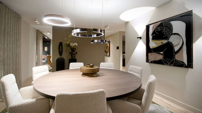 specialist interieurfotografied - Moderne ronde eettafel met kunstwerk