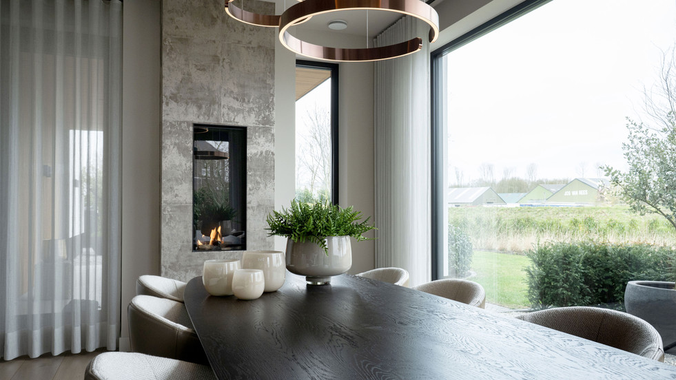 interieurfotografie Noord Holland -Moderne eetkamer met gashaard en uitzicht