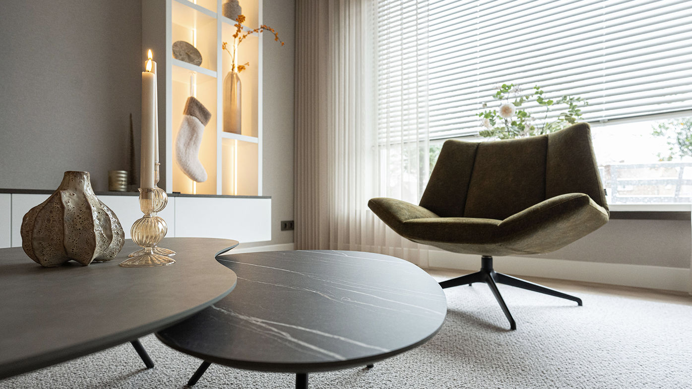 interieurfotograaf Amsterdam- Moderne fauteuil in groene fluweel, salontafel