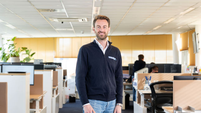 Medewerkers van Finish Profiles werken samen aan hoogwaardige dak- en gevelplaten.