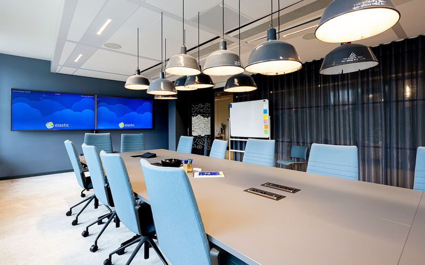 Professioneel gefotografeerde werkplekken in kantoor Amsterdam