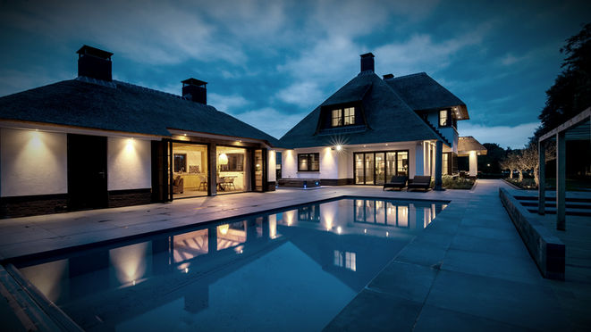 vastgoedfotograaf Het Gooi - Moderne villa met zwembad, 's avonds verlicht, bedrijfsfotografie