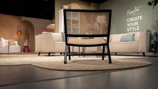 Gestyleerde interieurstand met meubels en accessoires tijdens de Open Vakdagen 2024 in De Woonindustrie.