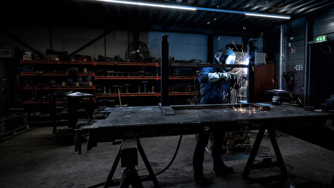 Medewerker van Betonhoeve aan het werk in de fabriek in Landsmeer
