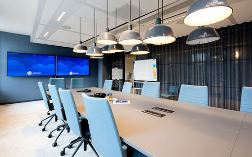 Professioneel gefotografeerde werkplekken in kantoor Amsterdam