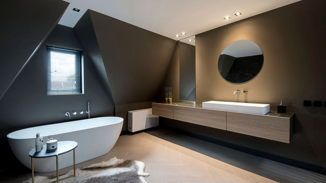 Interieurfotograaf West Friesland - Moderne badkamer met ligbad en ronde spiegel