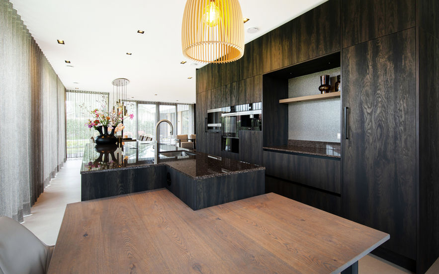 Sfeervolle interieurfoto van een moderne maatwerkkeuken in Noord-Holland met natuurlijke belichting en strakke lijnen