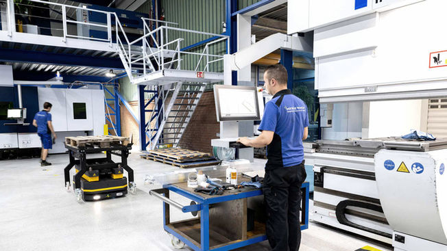 Medewerker aan het werk in productieomgeving